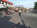 Unit Lantas Polsek Asemrowo Lakukan Pengaturan Pagi, Bantu Lancarkan Keberangkatan Pekerja
