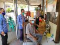Babinkamtibmas Perak Timur Lakukan Pengamanan Vaksinasi Tahap 2 Untuk Lansia di Kantor Kelurahan