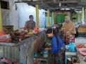 Babinkamtibmas Perak Barat Lakukan Pemantauan Prokes di Pasar Tradisional Jalan Ikan Mungsing