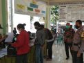 Babinkamtibmas Takal Kedinding Kawal Pembagian Bantuan Langsung Tunai di Kantor Kelurahan