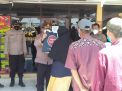 Kapolsek Krembangan Bagikan Bantuan Sembako Untuk Warga Terdampak Covid-19