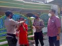 Polsek Kenjeran Bagi-Bagi Masker Kepada Pelanggar Protokol Kesehatan di Jalan Kedinding Lor