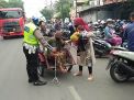 Satlantas Polres Tanjung Perak Lakukan Pengaturan & Pengamanan di Lokasi Pengambilan BLT