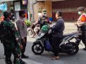 Polsek Krembangan Lakukan Operasi Penertiban Masker Bersama Anggota Koramil di Jalan Tambak Asri