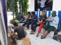 Kanit Turjawali Satlantas Polres Tanjung Perak Bantu Masyarakat Yang Kehabisan Bekal