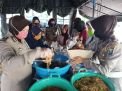 Bantu Masyarakat Terdampak Pandemi Covid-19, Polres Tanjung Perak Terus Bagikan Nasi Bungkus Gratis