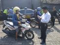 Unit Lantas Polsek Kenjeran Beri Timbunan Pasir Pada Tumpahan Oli di Tengah Jalan