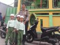 Babinkamtibmas Asemrowo Titip Pesan Rajin Belajar ke Murid TK Baitur Rohman