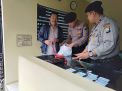 Polres Tanjung Perak Laksanakan Pengecekan Bawaan Pembesuk Tahanan