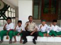 Babinkamtibmas Kenjeran Narsis Bareng Murid MI Romly Tamim
