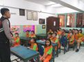 Babinkamtibmas Bongkaran Sampaikan Pesan Rajin Belajar ke Murid SD Sasana Bhakti
