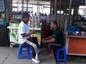 Babinkamtibmas Kenjeran Sampaikan Pesan Jaga Kerukunan ke Ketua Paguyuban PKL