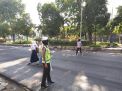 Polwan Satlantas Polres Tanjung Perak Bantu Menyeberangkan Anak-anak Sekolah
