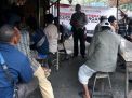 Babinkamtibmas Perak Barat Gelar Cangkrukan Bersama Warga di Warung Kopi
