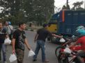 Unit Resmob Polres Tanjung Perak Bagi-bagi Takjil Gratis