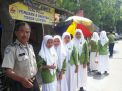 Babinkamtibmas Kenjeran Sambang Sekolah, Sampaikan Pesan Rajin Belajar