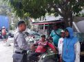 Sambang Penarik Becak, Babinkamtibmas Perak Barat Sampaikan Pesan Kerukunan