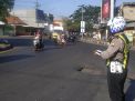 Satlantas Polres Tanjung Perak Lakukan Pengaturan Pagi Cegah Kemacetan