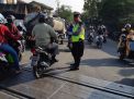 Polsek Asemrowo Rutin Pengaturan Lalin di  Tambak Mayor