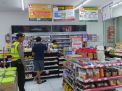 Satsabhara Polres Tanjung Perak Patroli Dialogis ke Mini Market