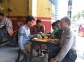 Sambang Warkop, Panit Binmas Polsek Semampir Sosialisasikan Pencegahan Penularan Virus Corona