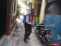 Babinkamtibmas Bongkaran Lakukan Penyemprotan Disinfektan di Pemukiman