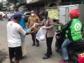 Peduli Covid-19, Polsek Pabean Cantikan Bersama Polwan Polres Tanjung Perak Bagikan Nasi Bungkus Untuk PKL