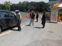 Personil Pospam Tol Tandes Timur Polres Tanjung Perak Lakukan Penyekatan Kendaraan