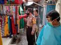 Babinkamtibmas Sidotopo Wetan Ingatkan Pengunjung & Pedagang Pasar Untuk Selalu Pakai Masker