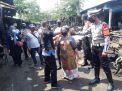 Kapolsek Asemrowo Bersama Personil Bagikan Masker Kepada Pedagang & Pengunjung Pasar Loak