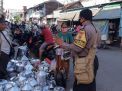 Babinkamtibmas Krembangan Utara Sosialisasikan Pentingnya Penggunaan Masker Ke Pengunjung Pasar