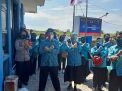 Kanit Binmas Polsek Asemrowo Kawal Rombongan IKAPTK Bagi-Bagi Masker di Sontoh Laut