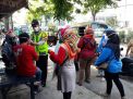 Babinkamtibmas Pegirian Kawal Pembagian Masker Ibu-Ibu Kader PKK