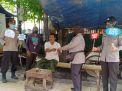 Anggota Bag Ren Polres Tanjung Perak Bagi-Bagi Masker Gratis Ke Pasar Kilometer