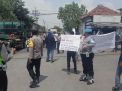 Polsek Asemrowo Kawal Pelaksanaan Unjuk Rasa Pengusaha Pergudangan Kalianak