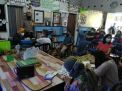 Babinkamtibmas Nyamplungan Kawal Vaksinasi Covid-19 di Jalan Dukuh
