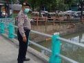 Pantau Debit Air di Sungai Kalimas, Personil Polsek Pabean Cantikan Waspada Potensi Banjir