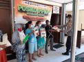Babinkamtibmas Perak Timur Serahkan Bantuan Sembako Untuk Warga Terdampak PPKM Darurat