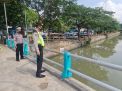 Polsek Pabean Cantikan Pantau Debit Air di Sungai Kalimas, Waspada Kemungkinan Potensi Banjir
