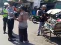 Polsek Asemrowo Gelar Operasi Penertiban Masker di Pasar Loak
