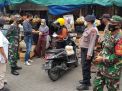Polsek Krembangan & Koramil Lakukan Operasi Penertiban Masker di Pasar Kalianak
