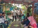 Kapolsek Asemrowo Bersama Kanit Intelkam Sambang Kampung Wisata Warna Warni, Beri Motivasi Kepada Pedagang
