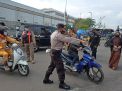 Kasat Sabhara Polres Tanjung Perak Pimpin Penyekatan di Dermaga Pelabuhan Ujung