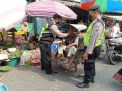 Polsek Krembangan Gelar Operasi Penertiban Masker di Pasar Kalianak Sekaligus Bagikan Masker Gratis Kepada Pelanggar