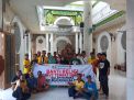 Polsek Semampir Bersama Komunitas Bonek Laksanakan Bersih-Bersih Tempat Ibadah