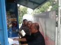 Babinkamtibmas Morokrembangan Dampingi Staf Kecamatan Data Warga Miskin