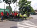 Polsek Asemrowo Lakukan PAM Jalur Lintasan Supporter Bonek di Jalan Dupak Rukun