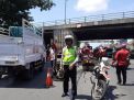 Cegah Kemacetan di Areal Perbaikan Jalan, Polsek Krembangan Lakukan Pengaturan