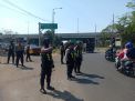 Satsabhara Polres Tanjung Perak Amankan Pintu Masuk Tol, Antisipasi Bonek