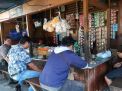 Babinkamtibmas Krembangan Utara Sampaikan Pesan Kamtibmas Kepada Pengunjung Warung